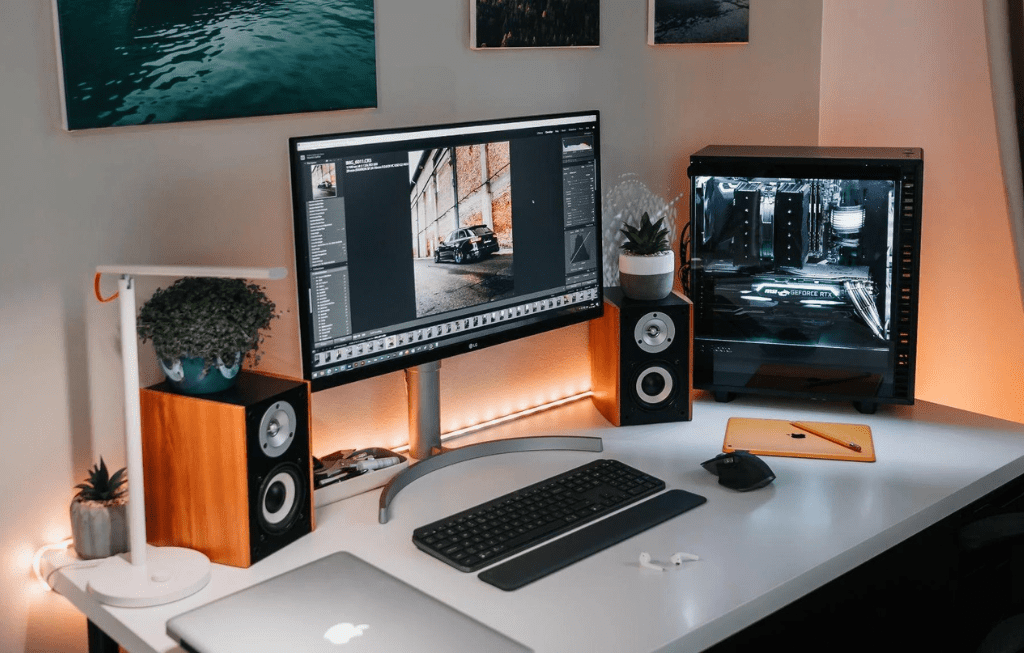 Digital Work & Minimal Equipment Desk
