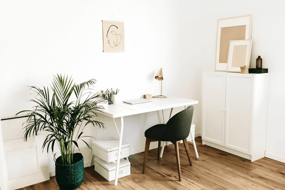 The Minimalist Approach Desk Layout